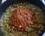 Foto del paso 5 de la receta: Bifecitos en sartén con arvejas huevo y salsa