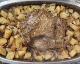 Foto del paso 7 de la receta: 🥩🍖Roast Beef al horno mechado con morrones y ajos sobre colchón de papas y cebollas 🍖🥩