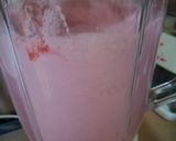 Foto langkah ke 3 dari resep Strawberry Milkshake.