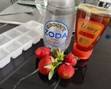 Foto langkah ke 1 dari resep Fresh Strawberry Honey Soda.