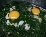 Foto del paso 3 de la receta: Espinaca salteada con ajo y huevo