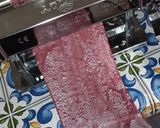 Foto del passaggio 4 della ricetta Fettuccine alla barbabietola con speck.. Funghi porcini e panna
