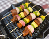Foto del paso 4 de la receta: Brochetas de salmón fresco con piña y verduritas