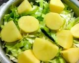 पत्ता गोभी और आलू की सब्जी (pattagobhi aur aloo ki sabzi recipe in Hindi) रेसिपी चरण 2 फोटो