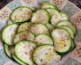 Foto del paso 2 de la receta: Lentejas con carpaccio de calabacín gambitas y aguacate