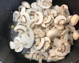 Foto del paso 3 de la receta: Pollo con salsa de champiñones y soja