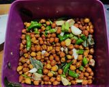 गावरानी चणे आणि तुरीचे चाकवत घातलेले वडे.(Gavran Chane Turi Chakvat Bhaji Vade Recipe In Marathi) रेसिपी स्टेप 1 फोटो 