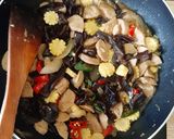 Foto langkah ke 4 dari resep Tumis Jamur Kuping.