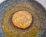 Foto del paso 8 de la receta: Hamburguesa de pollo al curry, cebolla caramelizada, queso-bacon