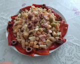 Foto del paso 3 de la receta: Ensalada de hélices de color con piquillo y anchoas