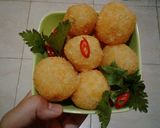 Foto langkah ke 6 dari resep Bola Kentang Keju Isi Ayam Suwir.