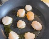 A picture of step 3 of Pan Fried Scallops With Garlic & Lemon 🍋.