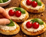 Foto del passaggio 3 della ricetta Crostini Estivi Pomodori e Basilico