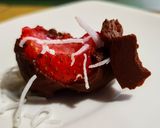 Foto del paso 3 de la receta: UCHUVAS Y 🍓FRESAS vestidas de Chocolate y🥥Coco...!