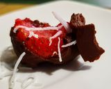 Foto del paso 3 de la receta: UCHUVAS Y 🍓FRESAS vestidas de Chocolate y🥥Coco...!
