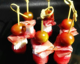 Foto del paso 6 de la receta: Brochetas de sandía, jamón, queso y cherrys
