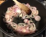 Une image de l'étape 2 de Sot l’y laisse aux girolles,oignon de roscoff et crème de curcuma.
