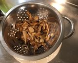 Une image de l'étape 2 de Pommes de terre au bœuf, ail fumé, shiitakes et bouillon de chevreau.