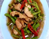 รูปขั้นตอนการทำที่ 6 ของ ถั่วฝักยาวผกะปิใส่ไก่