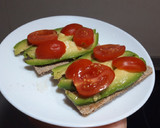 Foto del paso 2 de la receta: Tostadas con aguacate, cherrys y limón 🥑🍅🍋