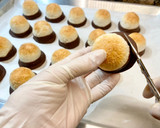 Foto del paso 13 de la receta: Bombones de coco y chocolate