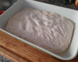 Foto del paso 4 de la receta: Focaccia con albóndigas, cebolla caramelizada y queso gratinado