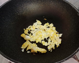 Foto langkah ke 2 dari resep Nasi Orak Arik Telur Kemangi.