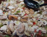 Foto del paso 2 de la receta: Arroz pollo y mejillones con caldo de Marisco