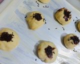 Foto langkah ke 5 dari resep Roti Isi Coklat Simple.