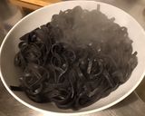 Une image de l'étape 9 de Tagliatelles noires aux têtes et pattes de calamars,échalotes,citron et persil.