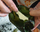 Foto del paso 2 de la receta: Chiles poblanos rellenos de queso