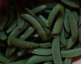 รูปขั้นตอนการทำที่ 1 ของ ถั่วหวานผัดน้ำมันหอย/Stir Fried Sugar Snap Pea with Oyster Sauce