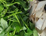 Hình bước làm 1 của món Canh tôm nấu rau muống, nấm đùi gà