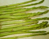 Hình bước làm 1 của món Salad Măng tây Hạnh nhân
