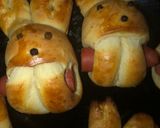Foto del paso 4 de la receta: Conejitos de pan con salchichas!!