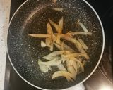 Foto del paso 3 de la receta: Hamburguesa con cebolla caramelizada 🍔