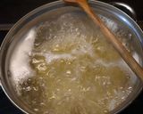 Egyserpenyős kolbászos-brokkolis carbonara spagetti recept fázis 4 fotója