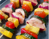 Foto del paso 3 de la receta: Brochetas de cerdo y piña con salsa BBQ