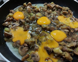 Foto del paso 4 de la receta: Revuelto de champiñones y calabacín🍄🥒🧀