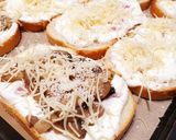 Une image de l'étape 3 de Tartines bruschettas crème lardons gruyère râpé parmesan ou cheddar et champignons.