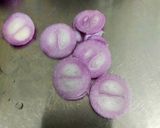 A picture of step 1 of Lachchha Pyaaz.