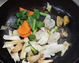 A picture of step 5 of Spaghetti Kee Mao with Seafood.