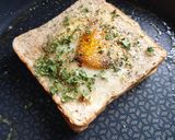 Une image de l'étape 4 de Tartines façon croque monsieur aux œufs coulant 😋 et son toast au fromage fondu.