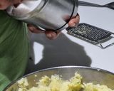 A picture of step 3 of Aloo paratha.