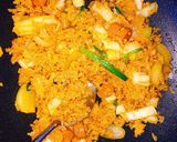 Hình bước làm 4 của món Cơm rang xúc xích Hàn Quốc