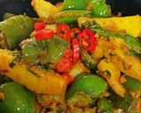 आलू शिमला मिर्ची (aloo shimla mirch recipe in Hindi) रेसिपी चरण 4 फोटो