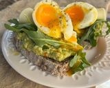 Foto del paso 3 de la receta: Tostadas con aguacate, rúcula y huevo poché
