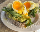 Foto del paso 3 de la receta: Tostadas con aguacate, rúcula y huevo poché