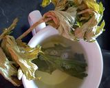 Foto del paso 1 de la receta: Té de hojas de apio 🌿🍮