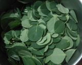 Foto langkah ke 1 dari resep 50. Sayur Bening Daun Kelor.